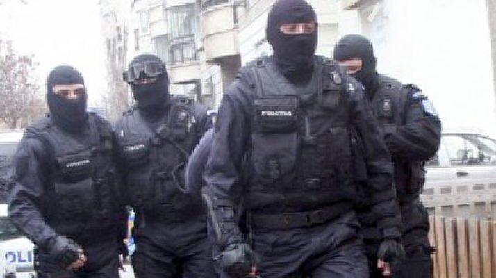 Mascaţii au întors pe dos casele contrabandiştilor de ţigări